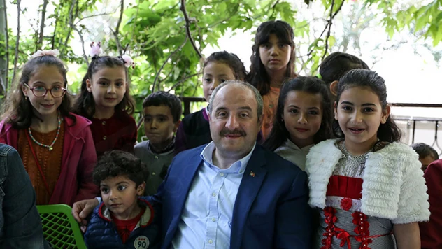 Bakan Varank, depremzedelerle buluştu