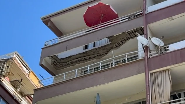 Balkonu çöken bina tahliye edildi