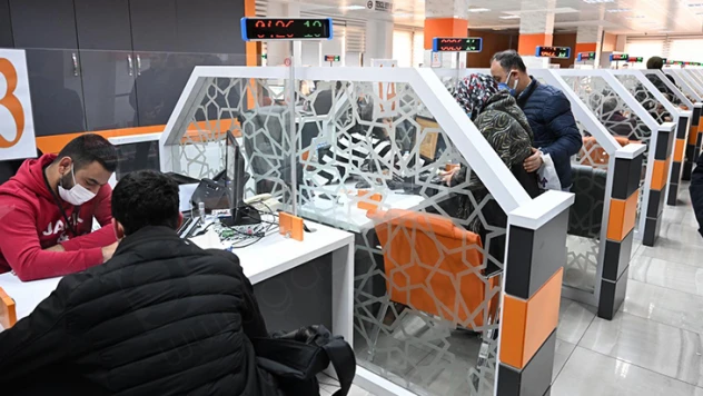 Bankalarda yeni kimlik olmadan işlem yapılamayacak