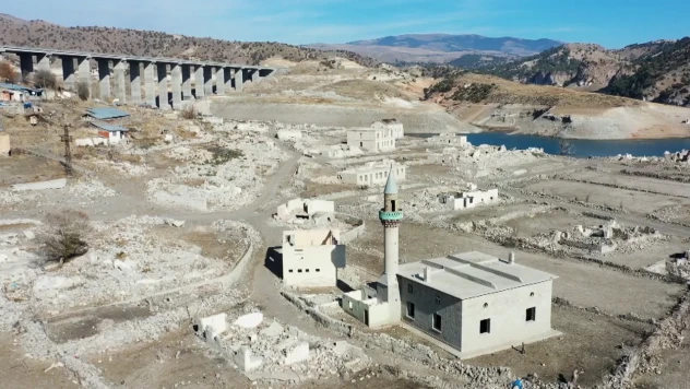 Baraj sularının çekilmesiyle köy gün yüzüne çıktı