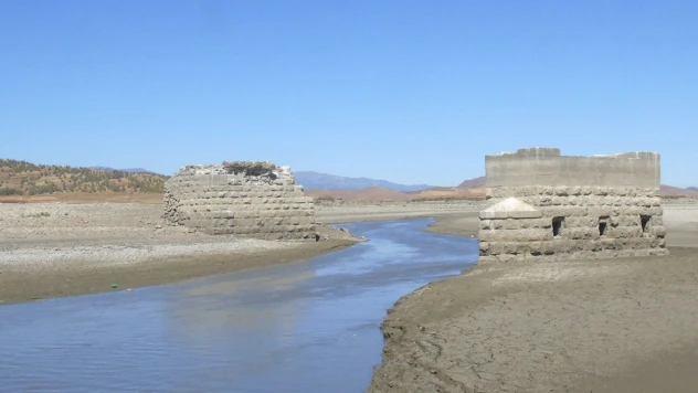 Baraj suyu çekilince eski demiryolu köprüsünün ayakları gün yüzüne çıktı