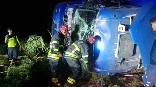 Bariyere çarpan kamyonun sürücüsü hayatını kaybetti