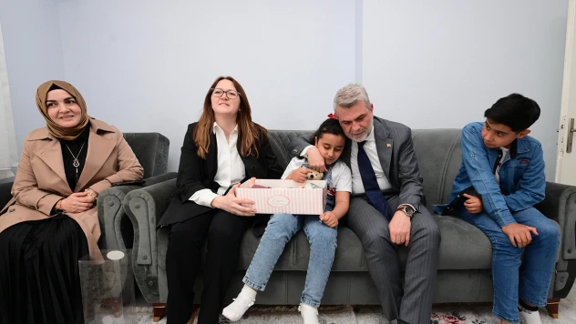 Başkan Görgel, asrın felaketinde ailesini kaybeden vatandaşları ziyaret etti