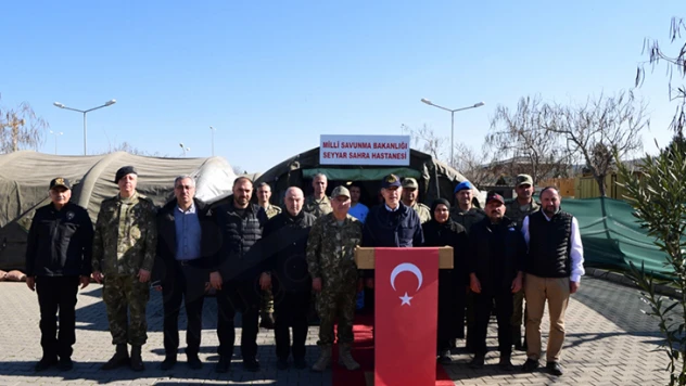 Başkan Güngör, Bakan Akar ile birlikte depremzedeleri ziyaret etti