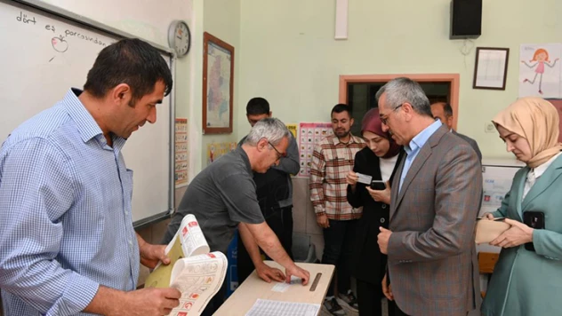 Başkan Güngör, eşi ve çocuklarıyla birlikte oyunu kullandı