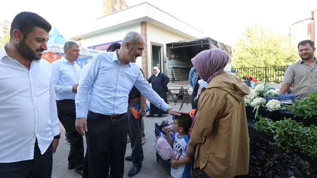 Başkan Okay, Doğukent Pazar'ını ziyaret etti