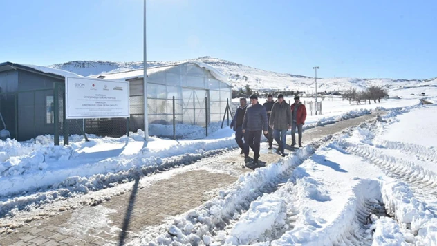 Başkan Okumuş, yağışlardan zarar gören sera üreticilerinin yanında