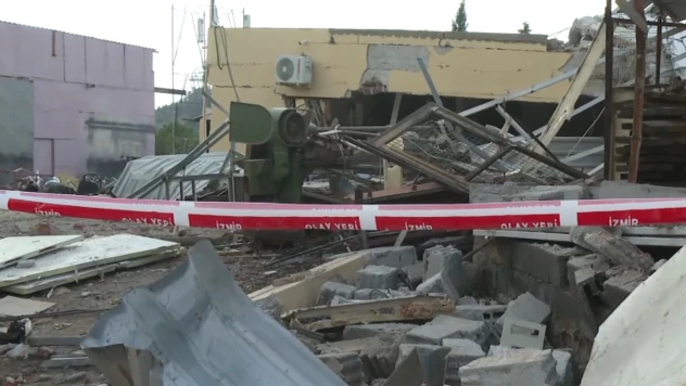 Bayraklı'da sarsan patlama! Evin duvarları yıkıldı, 1 kişi yaralı