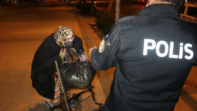 Belediye otobüsüne yetişemeyen kadına polis sahip çıktı