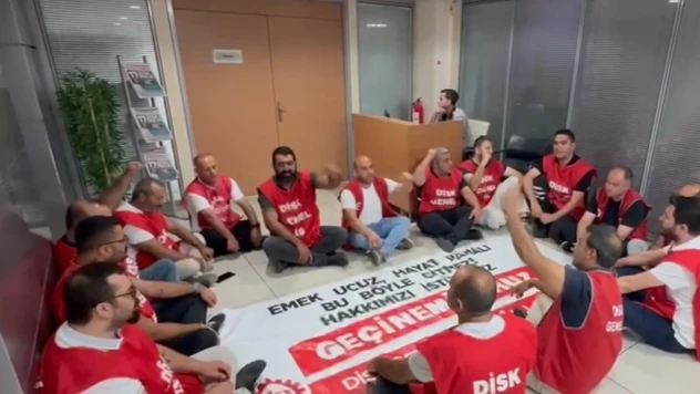 Belediyesi işçileri, maaş alamadıkları gerekçesiyle eylem yaptı