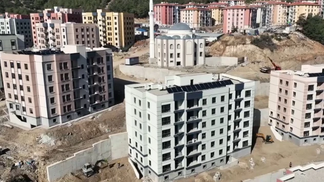 Belen'de afet konutları ve ticaret merkezinin yapımı sürüyor