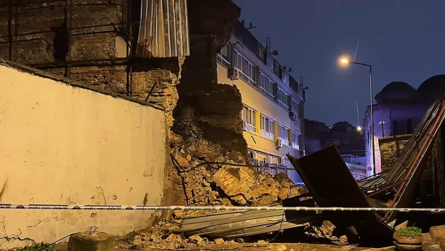 Beyoğlu'nda tarihi metruk binanın duvarı yıkıldı