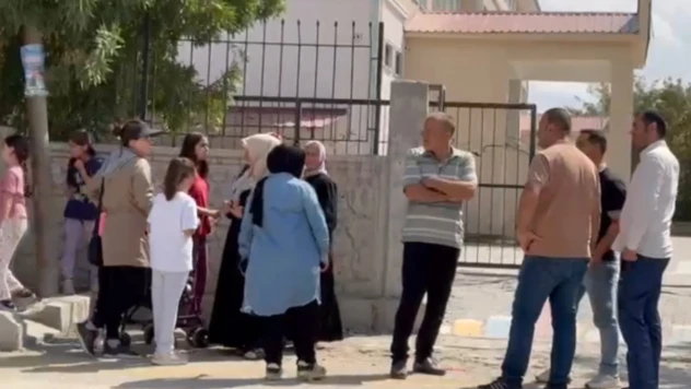 Bıçakla okula giren şahıs 2 öğretmeni yaraladı