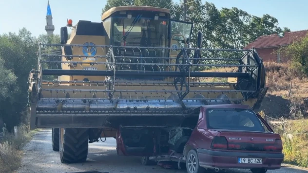 Biçerdöver ile çarpışan otomobilin sürücüsü öldü