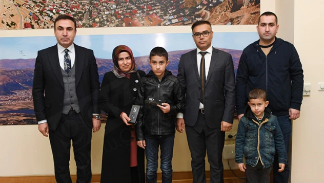 Bilgi yarışmasında dereceye giren katılımcılara ödülleri verildi