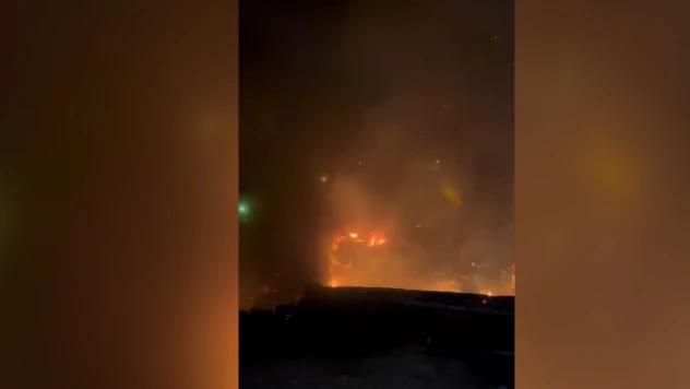 Bilinmeyen bir nedenle çıkan yangın 3 evi küle çevirdi