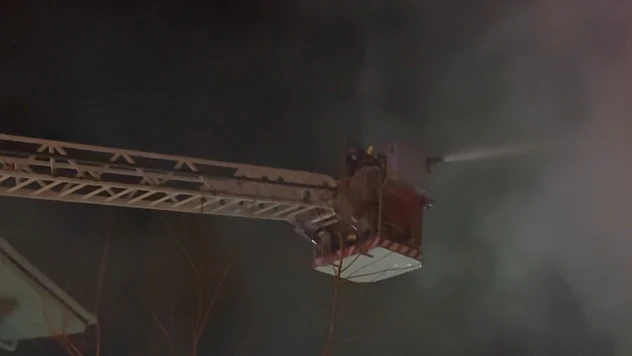 Binada çıkan yangında 10 kişi dumandan etkilendi