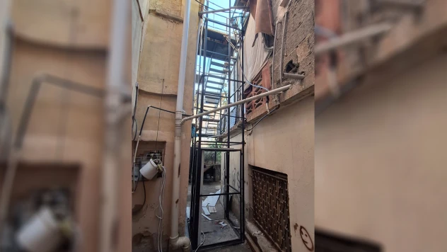 Binanın dış cephesindeki asansörün düşmesi sonucu bir kişi öldü