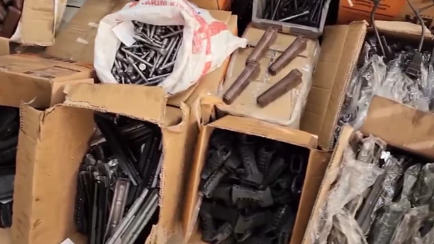 Bir fabrikada binlerce silah parçası ele geçirildi