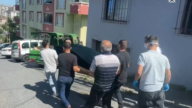 Bir gecekondunun bahçesinde halıya sarılı ceset bulundu