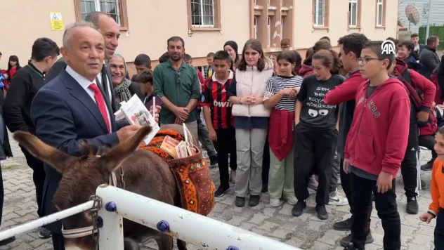 Bir gurbetçi eşekle dolaşıp öğrencilere kitap ve kırtasiye malzemesi dağıttı