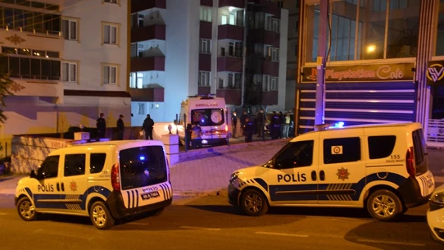 Bir kadın, apartman bahçesinde ölü bulundu