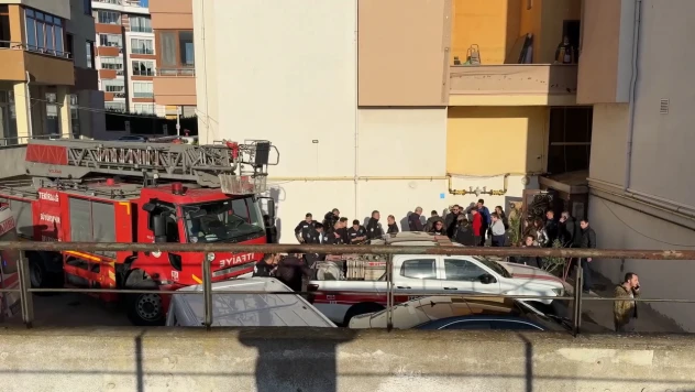 Bir kadın yangın çıkan evde bıçaklanmış halde ölü bulundu