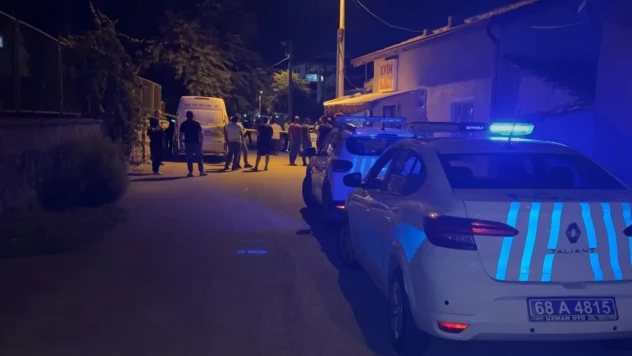 Bir kişi tartıştığı komşusunu, kendi annesini ve kardeşini silahla vurdu