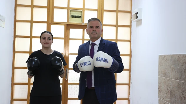 Boksör okul müdürünün şampiyon öğrencisi