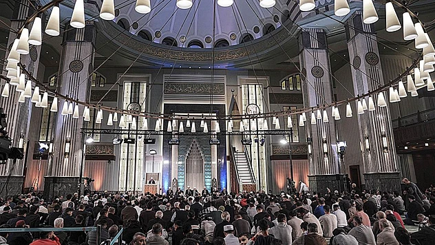 Bu gece Ramazanın müjdecisi Berat Kandili