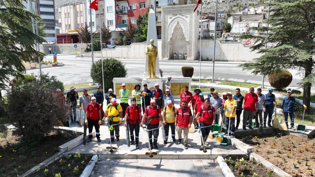 Büyükşehir'in temizlik timi Elbistan'da sahada
