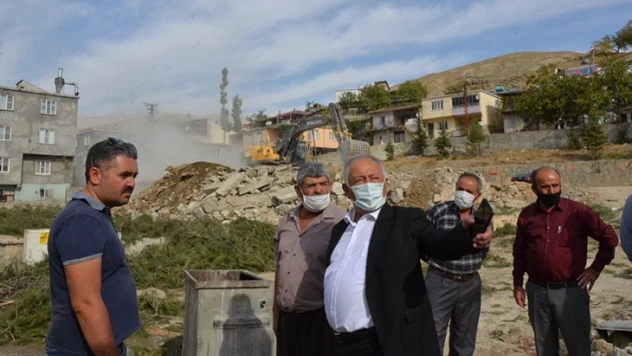 Çağlayancerit'te doğalgaz ve yol yapım çalışmaları hız kazandı