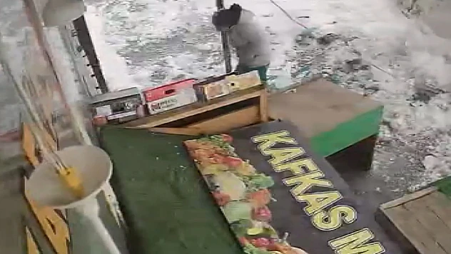 Çatıdan düşen kar kütlesinden son anda kurtuldu