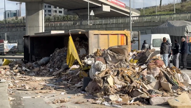 Çekyat malzemeleri yüklü hafriyat kamyonu devrildi