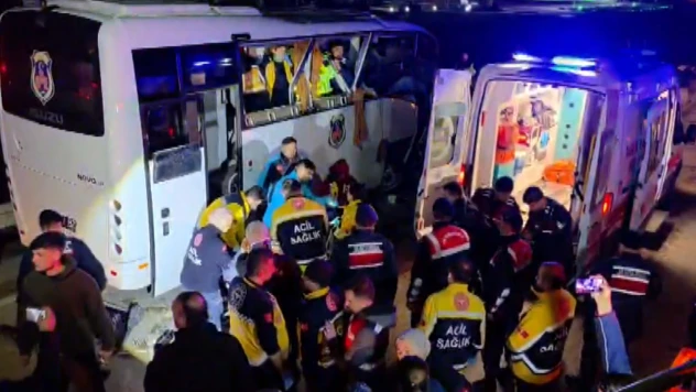 Cezaevi nakil aracı, kaza yapan araçlara çarptı! Çok sayıda yaralı var