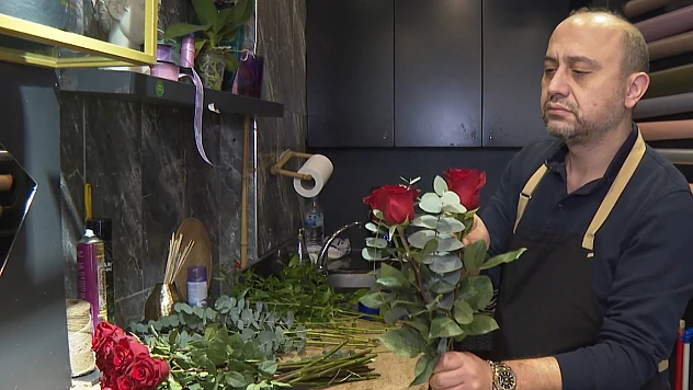 Çiçekçilerde Sevgililer Günü mesaisi başladı