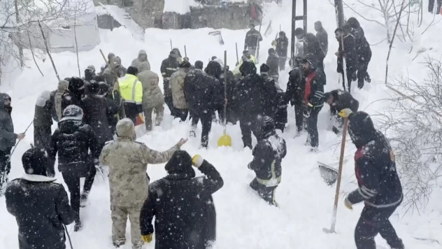 Çığ altında kalan kadın hastanede hayatını kaybetti
