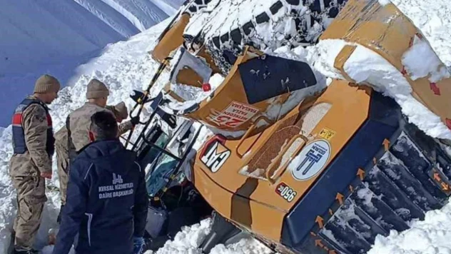 Çığ altında kalan operatör jandarma ekiplerince kurtarıldı