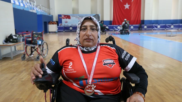 Çocukken engelli kalan kadın, boccia ile yaşama tutundu