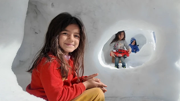 Çocuklar için kardan iglu oyun grubu