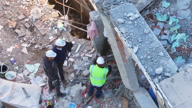 Çöken binanın enkazında bilirkişi heyeti inceleme yapıyor