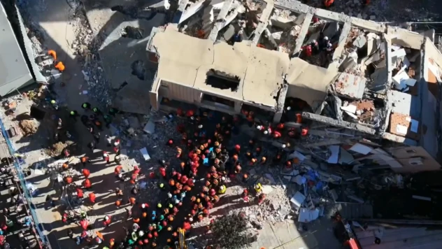 Çöken binanın enkazında iki çocuğun cenazesine ulaşıldı