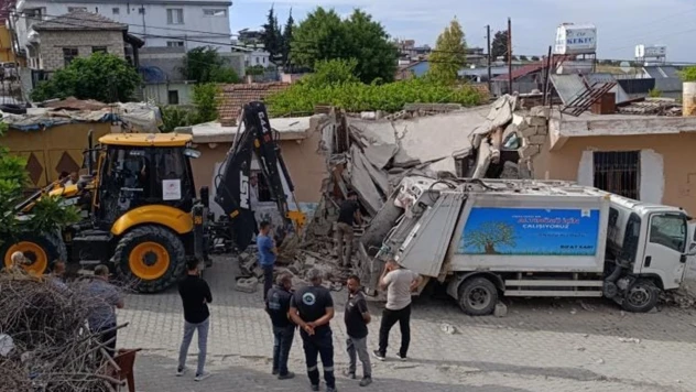Çöp kamyonunun metruk bir eve çarptı