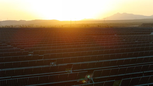 Çorak arazi güneş tarlasına dönüştü