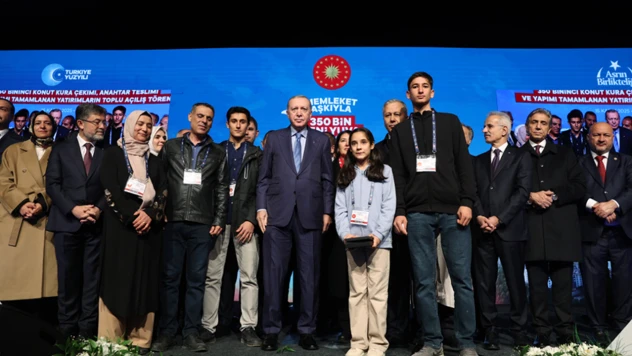 Cumhurbaşkanı Erdoğan, 350 bininci konutun anahtarını teslim etti