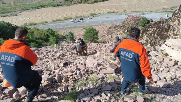Dağda mahsur kalan genç, AFAD tarafından kurtarıldı