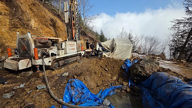 Dağdan kaya parçaları düştü!1 işçi yaşamını yitirdi