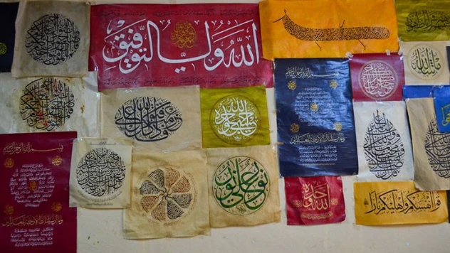 DEAŞ teröründen kaçan Türkmen sanatçı Mersinlilere hat sanatı öğretiyor