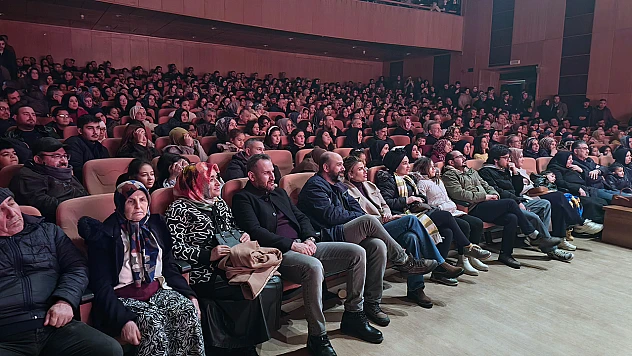 Deliriyorum Haberin Olsun gösterisi tiyatroseverleri kahkahaya boğdu