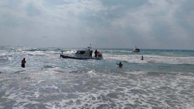 Denize giren 2 kardeşten 1'i boğuldu